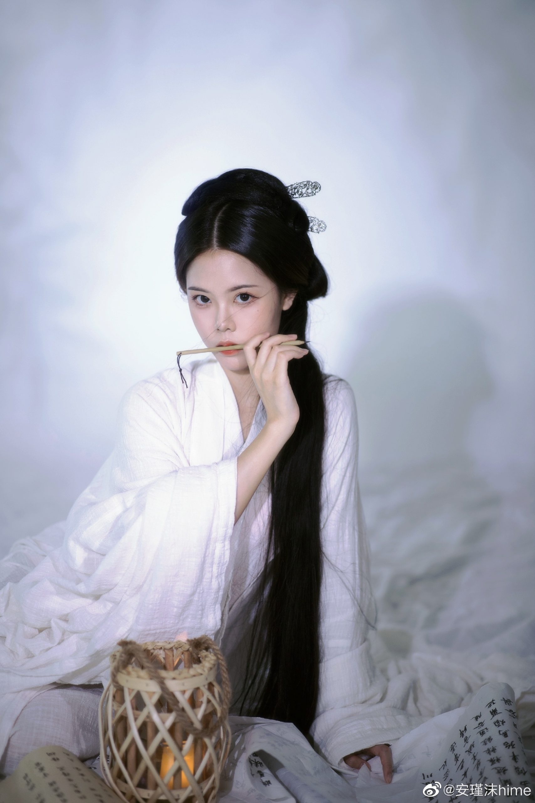 汉服 落花有意随流水，流水无情恋落花。@安瑾沫hime-米哈社